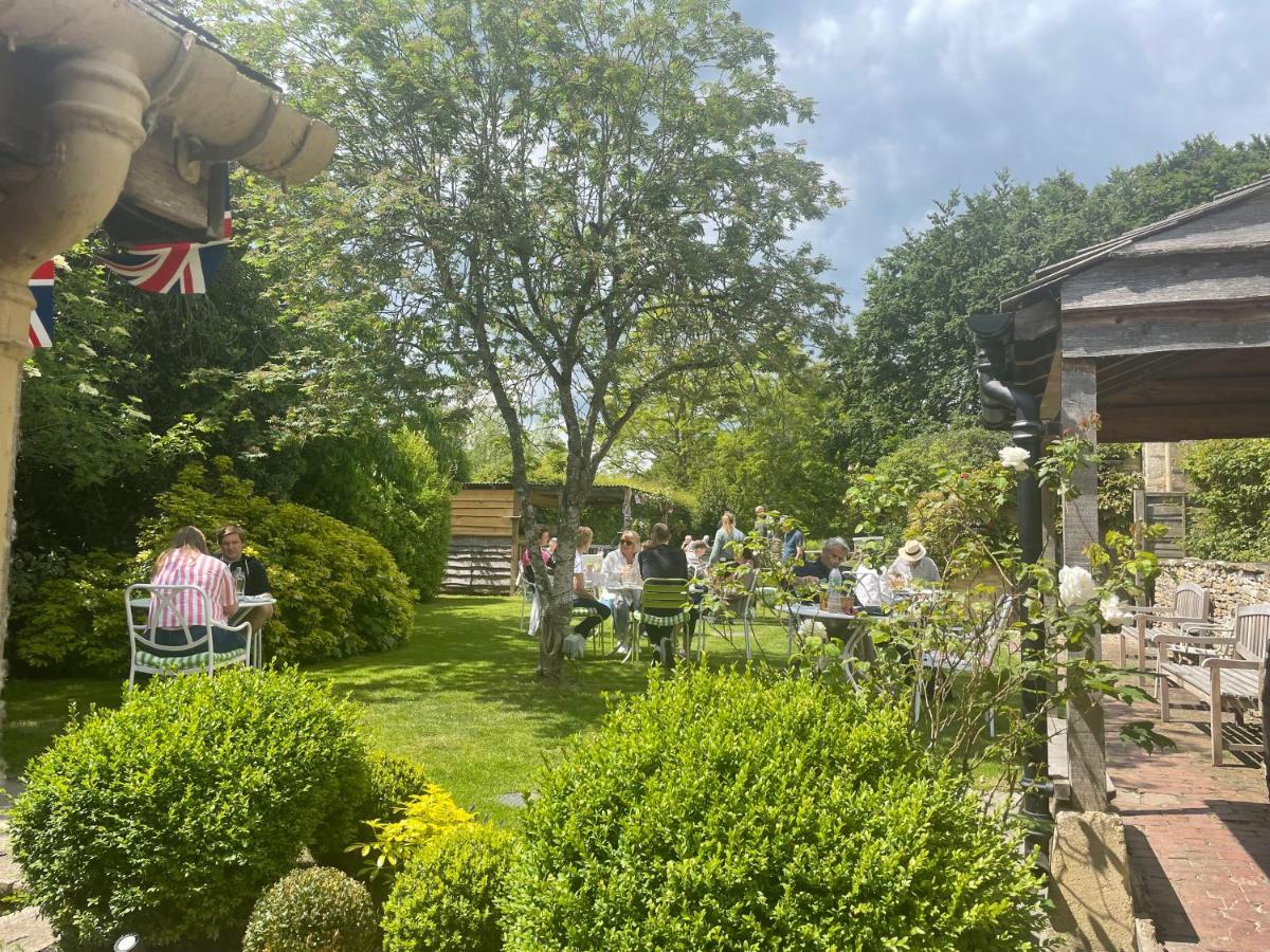 The Swan Inn Swinbrook Burford Exterior foto