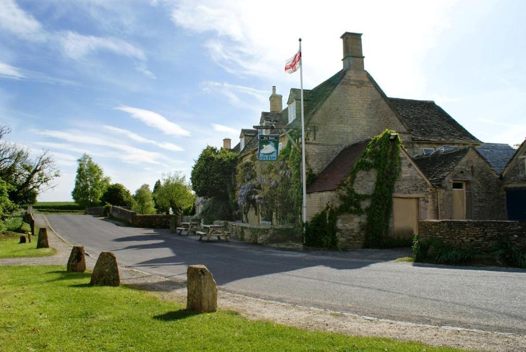 The Swan Inn Swinbrook Burford Exterior foto